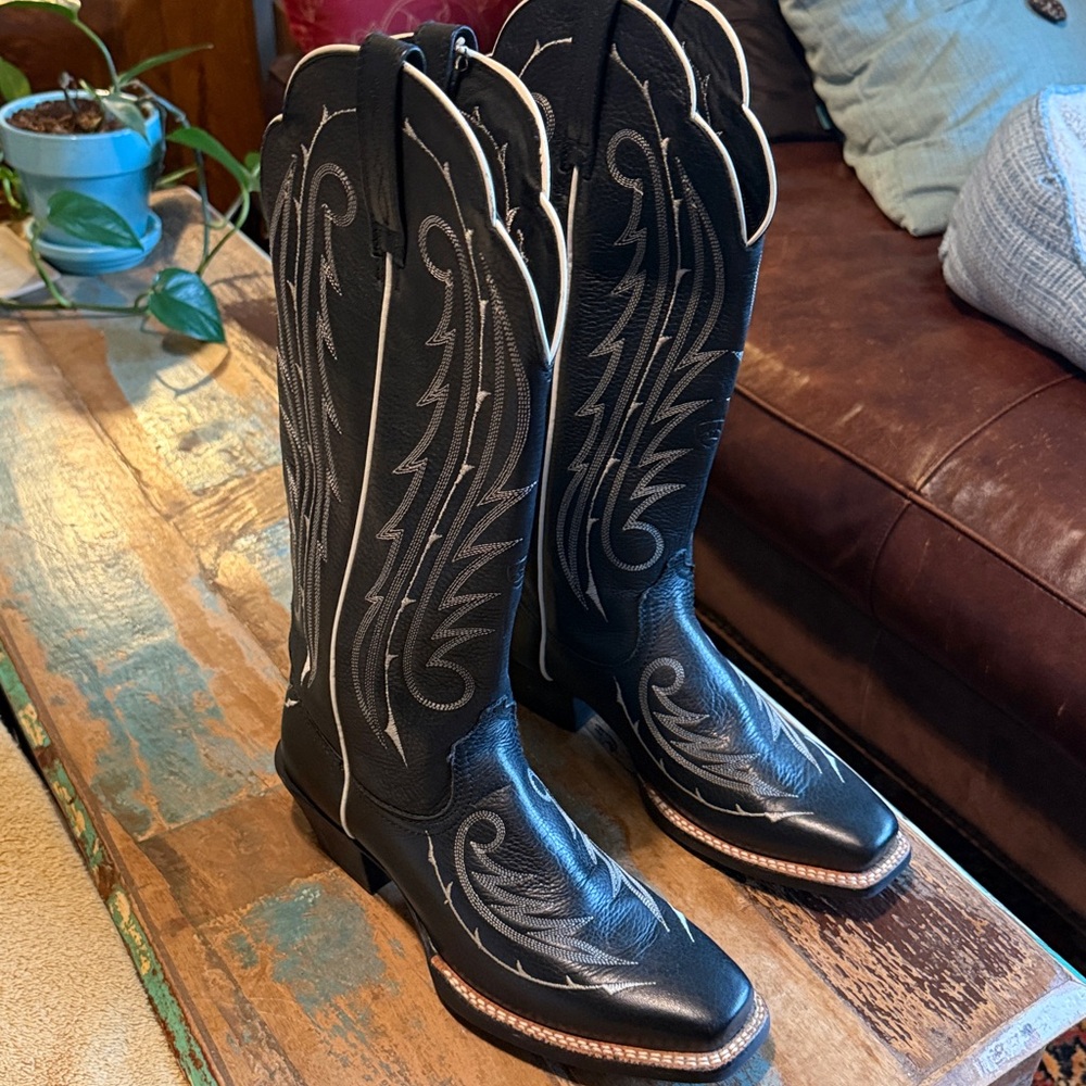 ARIAT black cowboy/cowgirl boots. Size 7.5 M, size 9 for women and size 39 UK.